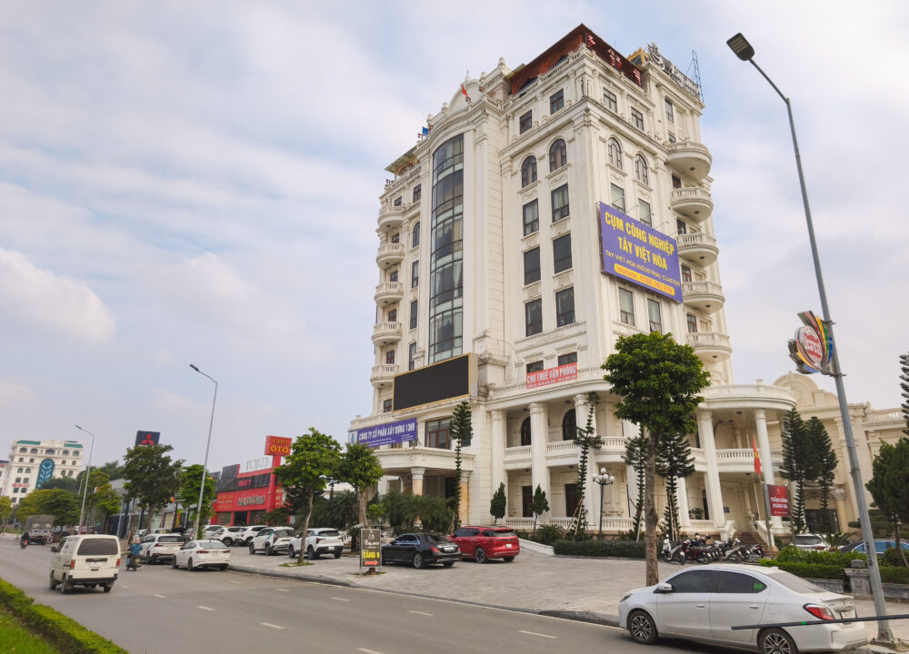 Mặt tiền đường 52m sầm uất